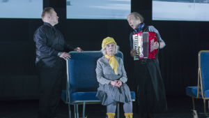 Två resenärer och en konduktör med märkliga nyheter. På bilden Seela Sella, Puntti Valtonen och Safka Pekkonen i Yhtä matkaa. Foto från Yhtä matkaa på Nationalteatern.