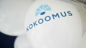 Samlingspartiet har riktat kritik mot beslutet att skjuta upp valet. Ballong med Samlingspartiets logotyp.