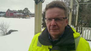 Dräneringsrådgivare Mikael Blomqvist konstaterar att det kan regna mycket på kort tid. man står ute på en terass på vintern