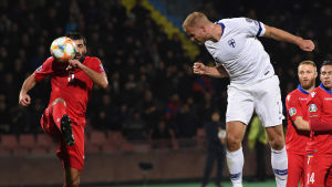 Paulus Arajuuri var mycket nöjd med Finlands insats på tisdagen. Paulus Arajuuri nickar en boll i matchen mot Armenien.