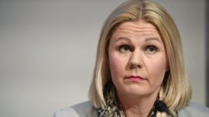 Undersökningsledaren, kriminalkommissarie Sanna Springare under polisens presskonferens. Kriminalkommissarie Sanna Springare under en presskonferens i Vanda i dag.