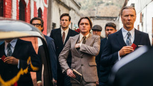 På väg till poeten Pablo Nerudas begravning. I centrum Pelle Heikkilä som Tapani Brotherus och Mikael Persbrandt som Harald Edelstam. TAPANI BROTHERUS (Pelle Heikkilä) ja HARALD EDELSTAM (Mikael Pernsbrandt).