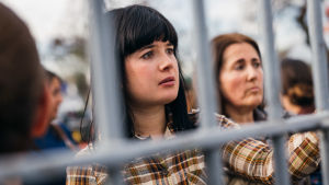 Aksa Korttila som Seija Sandoval besöker sin man i Invisible Heroes, 2018 SEIJA SANDOVAL (Aksa Korttila)