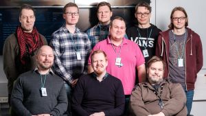 Utvecklingsteamet bakom den nya förstasidan. Övre raden: Petri Kola, Ilkka Veteläsuo, Jon Haikarainen, Peter Sjöholm, Daniel Storgårds och Hugo van Kemenade. Nedre raden: Kristoffer Söderlund, Mårten Seiplax och Alexander Granholm. Från bilden saknas Mikael Skog och Olli Vesslin. Nio leende män, tre sittande sex stående