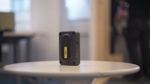 Vi valde en stor gps-sändare med lång batteritid. En stor gps-sändare på ett bord.