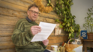 Karl-Erik Liljeström läser partiernas svar med ett kritiskt öga Carl-Erik Liljeström har skickat in en fråga till partierna gällande gråsälar som stör fisket, och läser svaren från parterna hemma i Pellinge.