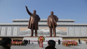 Kim Sung-il ja Kim Jong-il valtavat patsaat Pjongjangissa.