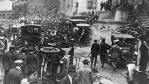 Syyskuussa 1920 Wall Streetillä vietettiin tavallista lounastuntia, kun dynamiitilla täytetty hevoskärry räjähti pankin edessä vieden mukanaan 38 ihmishenkeä. 