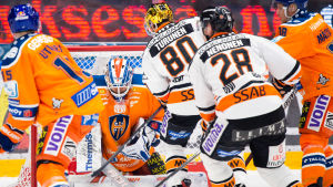 Serien inleddes i Tammerfors. Tappara och HPK öppnade semifinalserien i Tammerfors.