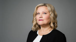 Yle vill att folk ska känna att de är delaktiga i samhället och att så många som möjligt ska våga delta i samhällsdebatten, säger Svenska Yles direktör Johanna Törn-Mangs. På bilden Johanna Törn-Mangs