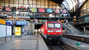 Nattåg från Sverige till Hamburg skulle göra tågturistandet i Europa mycket enklare. Ett rött tåg vid en perrong på stor tågstation.