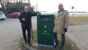 Hangö rotarys president Patrik Holmén poserar vid en av de smarta sopkärlen i Östra hamnen tillsammans med stadsdirektör Denis Strandell. Två män poserar vid ett grönt smart sopkärl.