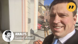 Premiärminister Jüri Ratas beskylls för maktfullkomlighet för att han har tagit med det nationalkonservativa Ekre i den regering som av allt att döma snart kommer att tillträda. Ett av Ratas vallöften var att inte acceptera Ekre som regeringspartner. En man i kostym leende i närbild.