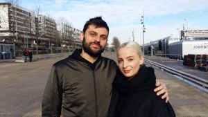 Duon Madame Monsieur sjöng ‘Mercy’ i Eurovision i Lissabon. Den handlade om en flyktingflicka som överlevt en dramatisk flykt över Medelhavet. Nu har de skrivit Frankrikes vinnarlåt för andra året i rad: ‘Roi’ (Kung). – Bilal är en modig popsångare, säger de. Madame Monsieur utomhus.