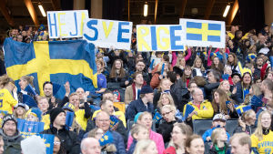 Fotbollsfest i Solna, över 25 000 såg Sverige-Tyskland. Över 25 000 ögonpar såg Sveriges damer träningsspela mot Tyskland.