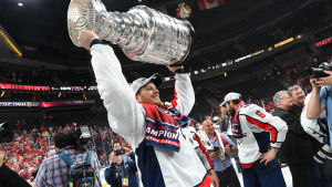 I fjol gick det så här: Washington Capitals vann. NHL-backen John Carlson höjer Stanley Cup-pokalen.