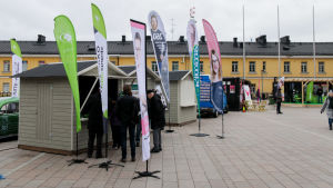 Det var bara runt Centerpartiets lilla stuga som några äldre personer stod och drack kaffe. några personer står samlade runt centerpartiets koja på Narinken