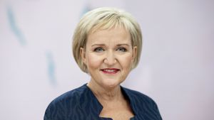 Tine Gøtzsche är värd för konserten Dejlig er Norden. Studiofoto av Tine Gøtzsche.