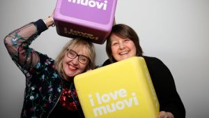 Radio Suomen muovi-illan juontaja Olga Ketonen ja Eve Mantu