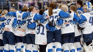 Damlejonen höll om varandra medan de väntade på domarens besked. Finlands damlandslagsspelare i ishockey håller om varandra.