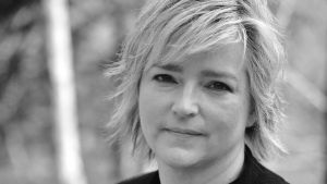 Karin Slaughter har gett ut nästan tjugo böcker. De flesta ingår i två deckarserier där den ena serien utspelar sig i den fiktiva platsen Grant County och i den andra får man följa specialagenten Will Trent. Bild på författaren Karin Slaughter.