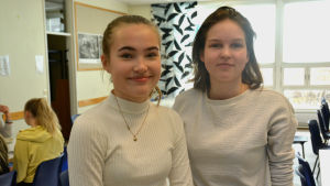 Sofia Eronen och Saga Åberg är positiva till olika alternativ. två flickor i matsal