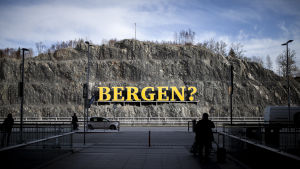Klippvägg vid Bergens flygplats. Klippvägg vid Bergens flygplats där Bergen står skrivet i gult.
