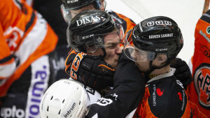 Heta känslor i den andra finalmatchen. Miska Humaloja och Niclas Almari i gruff.