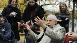 Äldst men radikalast. Presidnetkandidat Mike Gravel på Occupy-evenemang i Schweiz Mike Gravel bland betydligt yngre Occupy-aktivister i schweizisk park