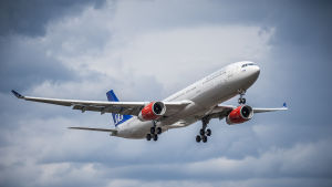 Många vill resa då epidemin är över, men funderar på om man alls borde flyga. Ett SAS-flygplan som håller på att lyfta.