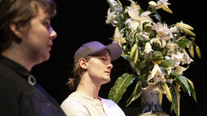 Mathilda Kruse och Antti Saarikallio som Minerva McGonagall och Bill Burr. Foto från En blick är en blick är en blick på Lilla Teatern.