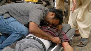 I september 2010 anföll beväpnade män Ahmadiyya-moskéer i Pakistan. På bilden kramar en man ett av dödsoffren i moskéattacken. På bilden kramar en man ett av dödsoffren i moskéattacken i Lahore i Pakistan i september 2010.