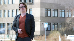 Lokalpolitikern Jaakko Ikonen har själv två barn som går i Svenska skolan. Jaakko Ikonen, medlem i Varkaus stadsfullmäktige och i bildningsnämnden, står framför Varkaus stadshus.