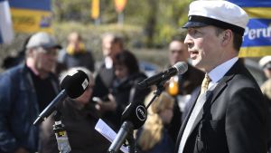 Halla-Aho anser att små partier får för mycket makt genom det sättet som regeringen bildas i nuläget. Jussi Halla-aho med studentmössa på huvudet.