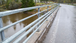 Det finns minimalt med plats för fotgängare på bron över Svartsån. på bron över Svartsån finns det minimalt med plats för fotgängare