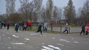 Barn springer ett skollopp.