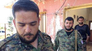 - Rester av Islamiska staten attackerar oss varje vecka, säger Aram Hanna, befälhavare på SDF:s bas i Tel Tembre. Befälhavare Aram Hanna i Syrien.