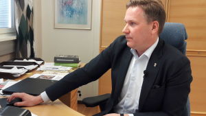 Stadsdirektör Mats Brandt i Nykarleby. Nykarlebys stadsdirektör Mats Brandt på sitt tjänsterum