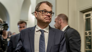 Juha Sipilä lämnar posten som Centerns partiordförande i september. Juha Sipilä Eduskunnassa menossa hallituksenmuodostaja Antti Rinteen infoon.
