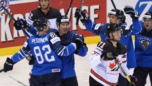 Harri Pesonen, Arttu Ilomäki och Veli-Matti Savinainen firar Finlands andra mål. Finland firar mål.