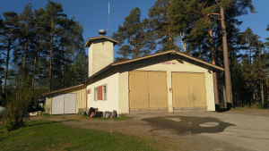 Sliten gammal brandstation i Bromarv.