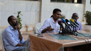 Ledaren för oppositionsalliansen DFCF: (från vänster) Khaled Omar Yousef, Mohammad Naji al-Asam, Faisal Babeker. Bilden tagen under en presskonferens som de höll i Khartoum på tisdagen. Ledaren för oppositionsalliansen DFCF: (från vänster) Khaled Omar Yousef, Mohammad Naji al-Asam, Faisal Babeker. Bilden tagen under en presskonferens som de höll i Khartoum på tisdagen.