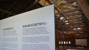 Biennalen riktar sig till alla sinnen i den konst som presenteras. skylt i utställningsutrymme