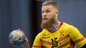 Cocks lagkapten Teemu Tamminen fick ett rött kort tidigt i matchen. Teemu Tamminen i farten i den första handbollsfinalen 2019.