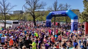 Massor av löpare har samlats för Helsinki City Running Day. Löpare väntar vid starten.