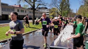 Det är viktigt att dricka mycket när man springer, under loppet serverades både sportdryck och vatten. Löpare dricker vatten medan de springer
