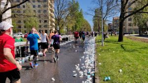 Vägen kantas av bortslängda muggar på Drumsö. Skräp kantar vägkanten efter löparnas framfart