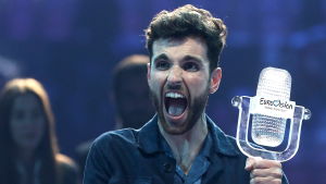 Nederländernas Duncan Laurence tog i år hem segern med en lugn och vacker ballad. Vinnaren av ESC 2019 Duncan Laurence med ESC-pokal