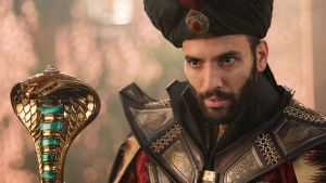 Stjäl du ett äpple, är du en tjuv. Stjäl du ett rike kallar man dig statsman. Vesiren Jafar (Marwan Kenzari) har klart för sig hur han ska uppnå sina mål. Jafar (Marwan Kenzari) i närbild.
