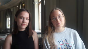 Freja Pontán (till vänster) och Ursula Rinta-Jouppi är båda besvikna över att skolan inte förberedde dem bättre inför de digitala skrivningarna. Freja Pontan och Ursula Rinta-Jouppi.